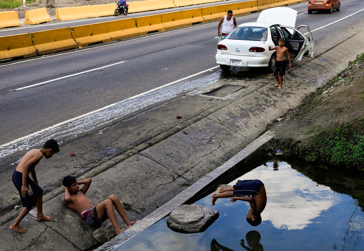 A boy dives into a drainage ditch (Мальчик, ныряющий в дренажную канаву), 2025 