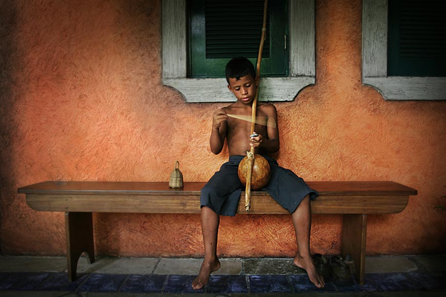 [boy with berimbau / мальчик с беримбау]