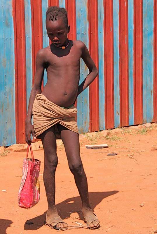 Boy shopping at Banna Market (Мальчик, делающий покупки на рынке Банна)