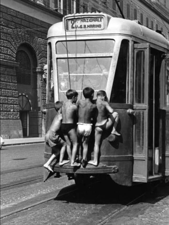 Little boys of Naples riding a cable tram (Мальчишки Неаполя, оседлавшие трамвай), 1951