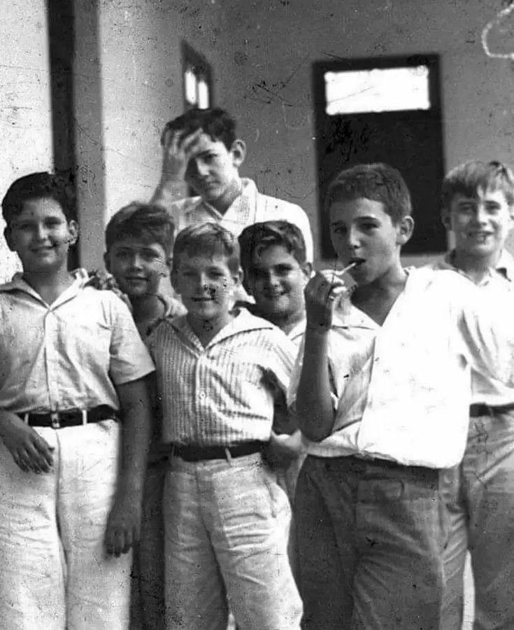 Cuban dictator Fidel Castro (11) with a lollipop and his classmates at the Nuestra Senora de Dolores school (Кубинский диктатор Фидель Кастро (11) с леденецом и своими одноклассниками в школе Nuestra Senora de Dolores), 1937