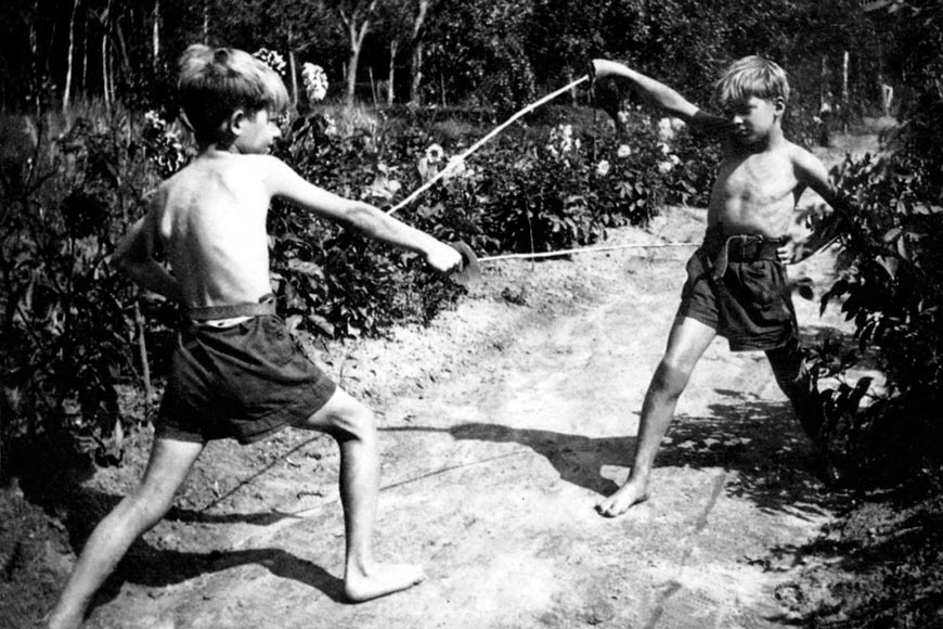 Jean-Paul Belmondo (~7) with his brother Alain ( Жан-Поль Бельмондо (~7) с братом), c.1940