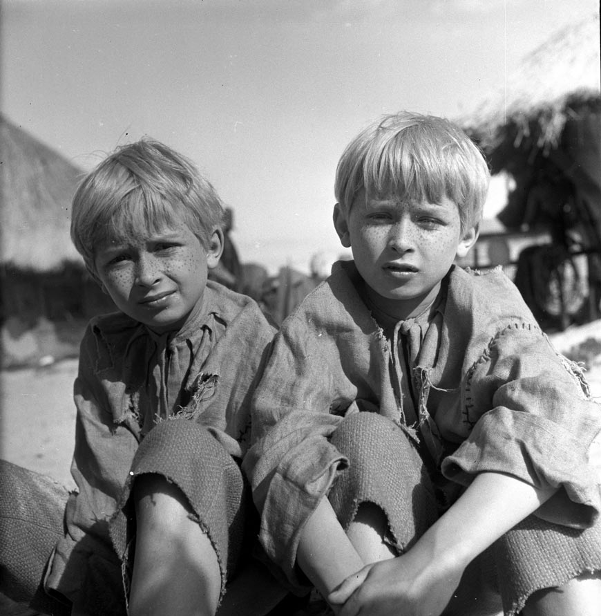 The twin (12) Lech Kaczynski (L) and Jaroslaw Kaczynski (R) sit on the set of the movie «O dwoch takich co ukradli ksiezyc» (Близнецы (12) Лех Качиньский (слева) и Ярослав Качиньский (справа) сидят на съемках фильма «О тех двух, кто украл полумесяц»), 1961