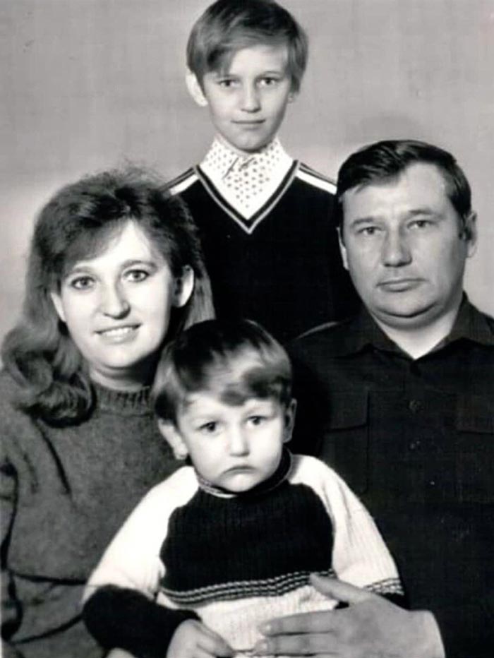 Алексей Навальный вместе с братом Олегом и родителями (Alexei Navalny with his brother Oleg and parents), 1980-е