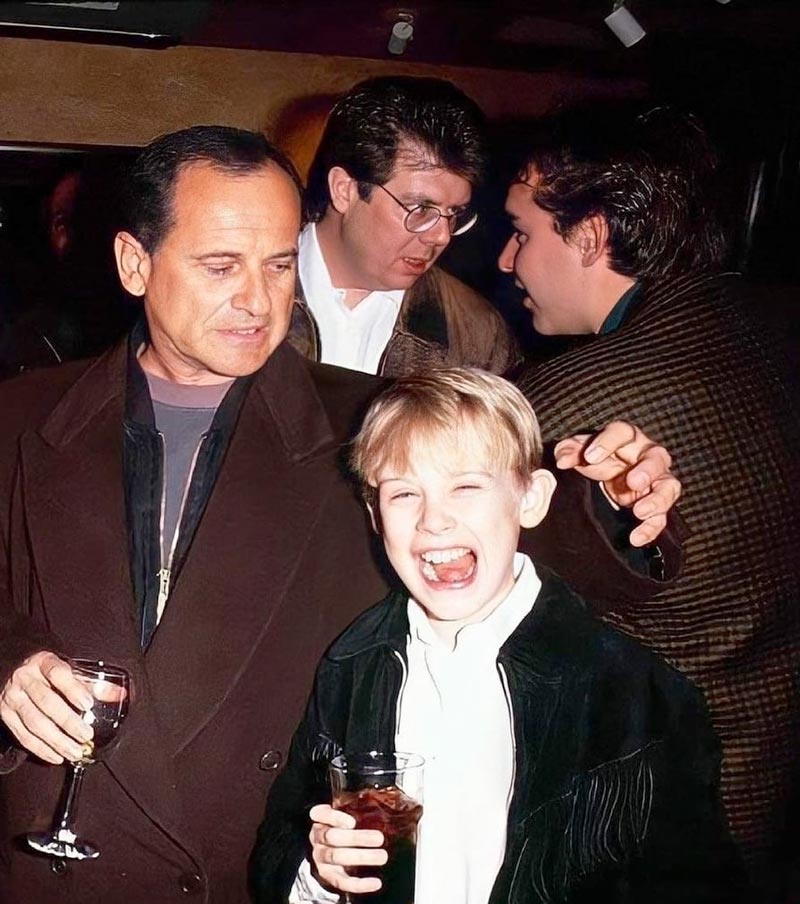 Joe Pesci and Macaulay Culkin [11], Home Alone wrap party (Джо Пеши и Маколей Калкин [11] на вечеринке по случаю завершения съемок фильма «Один дома».), 1991
