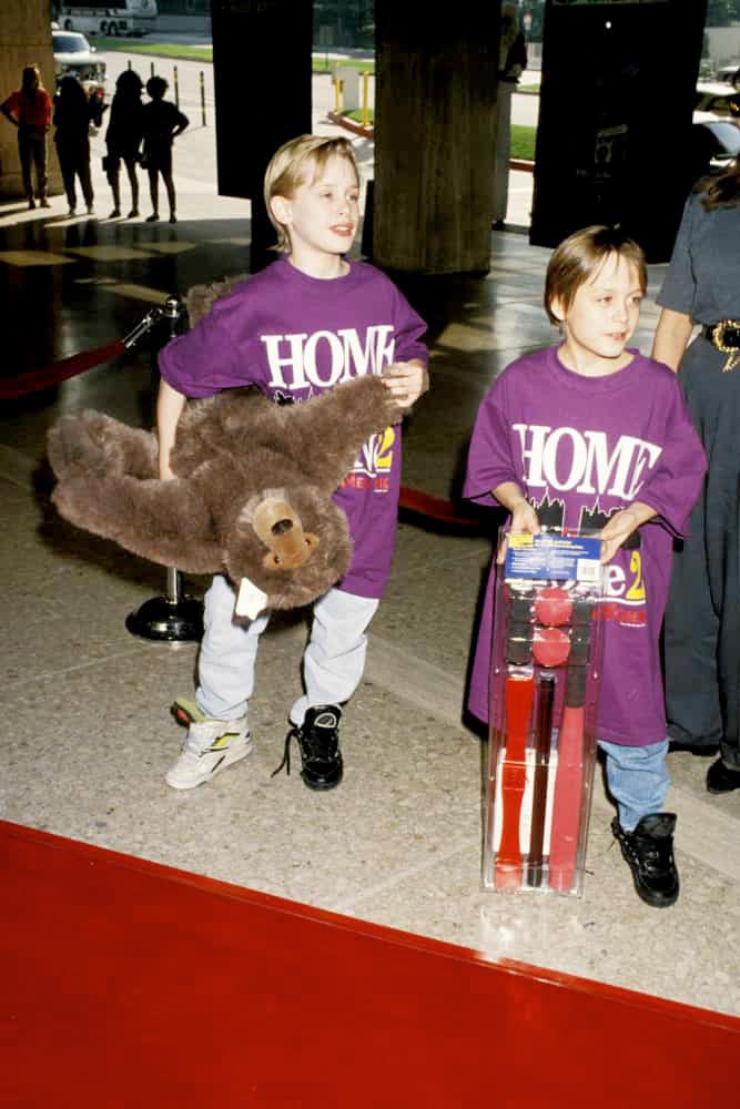 Macaulay Culkin and Kieran Culkin at the premiere of Home Alone 2 (Маколей Калкин и Киран Калкин на премьере фильма «Один дома 2»), 1992 