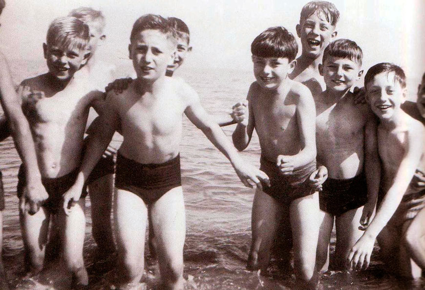 John Lennon (left, arms spread) enjoys a trip to Isle of Man with his schoolmates (Джон Леннон, (слева, раскинувший руки), наслаждается поездкой на остров Мэн вместе с одноклассниками), c.1940s