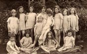 Benjamin Britten with his mother Edith Rhoda Britten and others from the cast of Charles Kingsley's 'The Water Babies' (Бенджамин Бриттен со своей матерью Эдит Родой Бриттен и другими актерами фильма Чарльза Кингсли «Водяные младенцы»), 1919