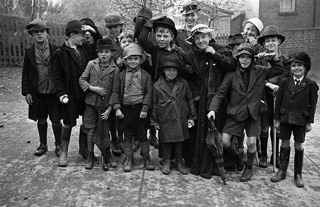 Boys of Newtown Church School after their rummage sale (Мальчики из церковной школы Ньютауна после распродажи), Nov.1939