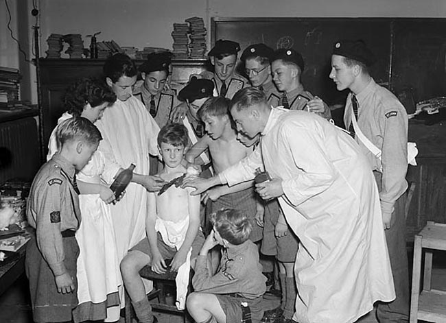 Demonstration by Shrewsbury Cadet Ambulance Corps (Демонстрация кадетским корпусом скорой помощи Шрусбери), Sept.1950