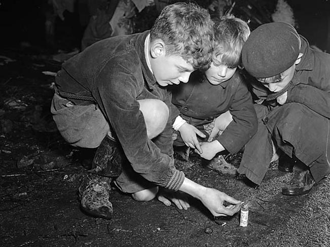 Guy Fawkes night at Caerphilly (Ночь Гая Фокса в Caerphilly в Кайрфилли), November 1951