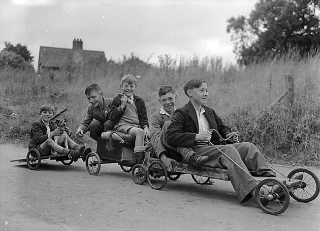 Longden Bay Go-cart Racers (Гонщики на тележках из Лонгден-Бей), 1953