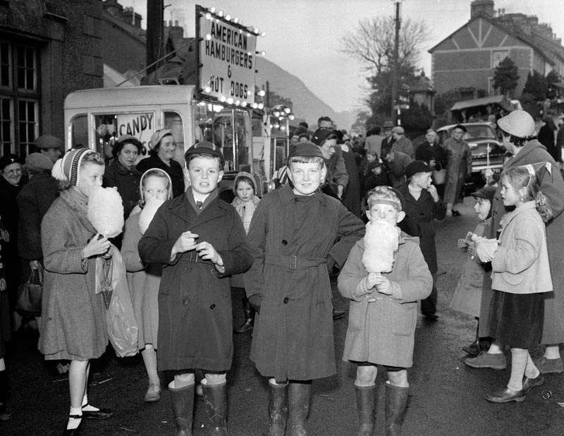 Llanffestiniog fair - one of Wales's traditional fairs (Ярмарка Лланффестиниог - одна из традиционных ярмарок Уэльса), 1 November 1958