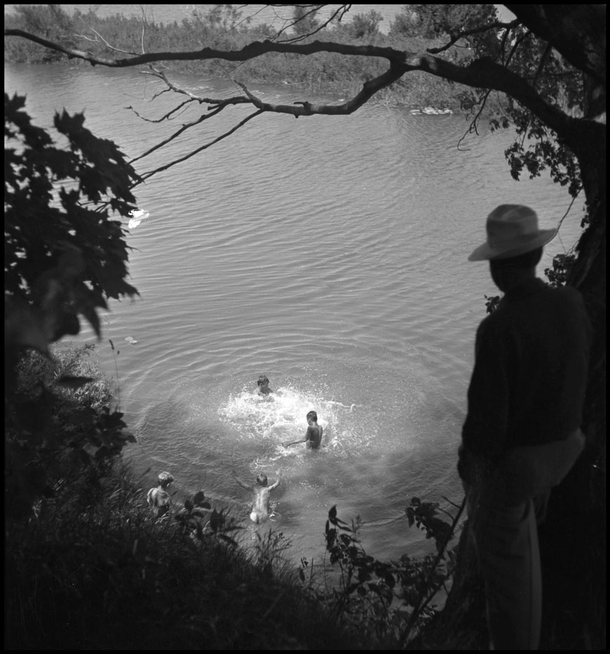 [Boys at play in the old swimming hole / Резвящиеся мальчики в излюбленном месте для купания], 1940s