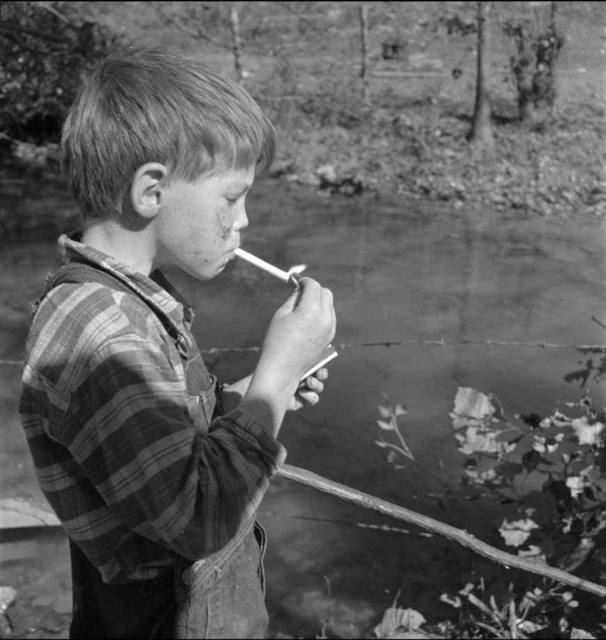 Smoking boy (Закуривающий мальчик)