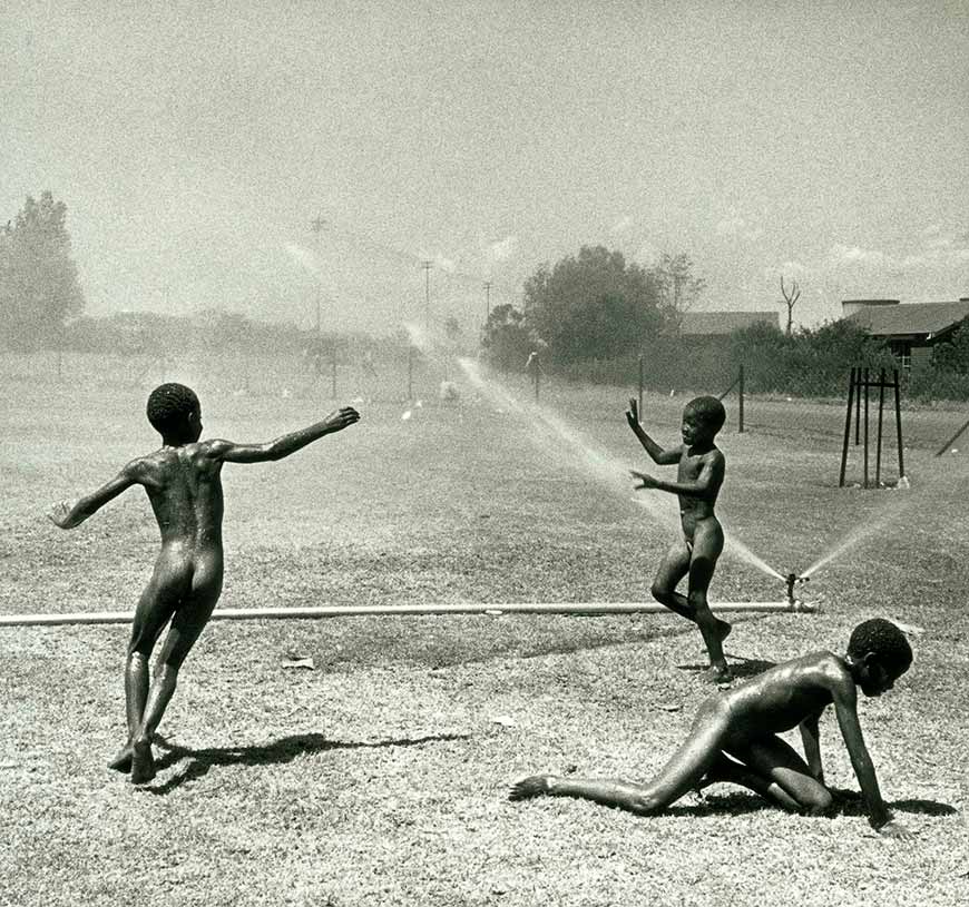 Kids playing in water (Дети, играющие в воде)