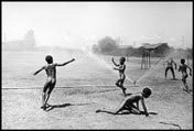 Kids playing in water (Дети, играющие в воде)