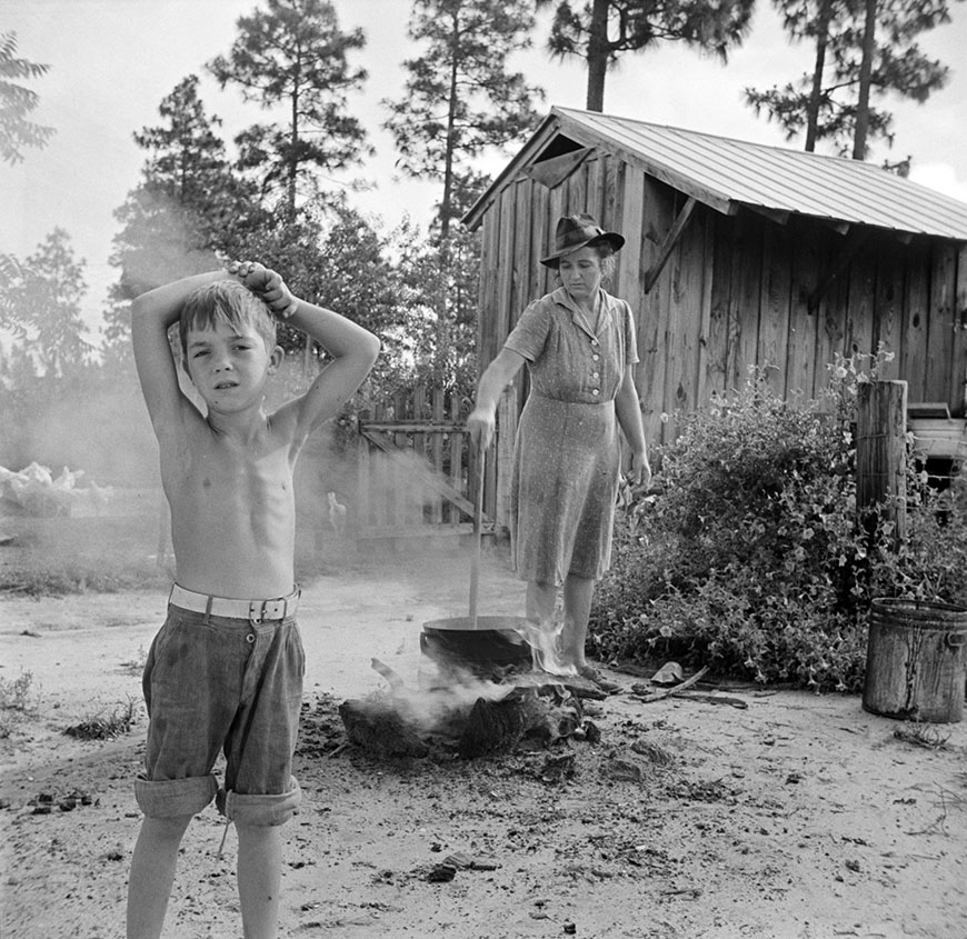 Boiling wash water on the McClelland farm (Кипячение воды для стирки на ферме МакКлелландов), 1942