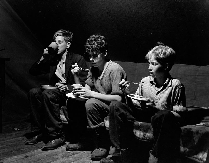 Boys from Richwood, West Virginia. Eating corned beef at an FSA farm labor camp (Мальчики из Ричмонда, Восточная Вирджиния. Едят солонину в фермерском трудовом лагере FSA), 1942