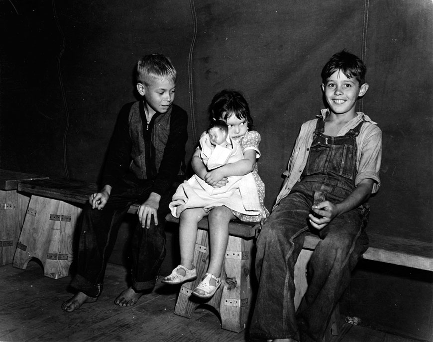 Children of farm workers from West Virginia, FSA farm labor camp (Дети фермерских рабочих из Восточной Вирджинии. Фермерский трудовой лагерь FSA), 1942