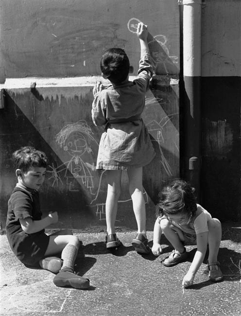 Dessins d'enfants dans la rue, Paris (Рисующие дети на улице, Париж), 1953