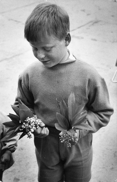 Les Lofoten, garcon aux bouquets de muguet (Лофотен, мальчик с букетом ландышей), 1955