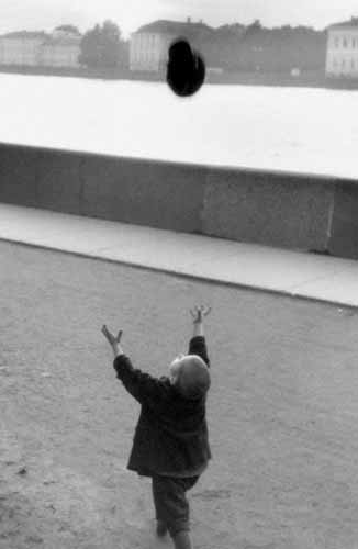 Boy Throwing His Hat by the Neva River (Мальчик, подбрасывающий шапку около Невы), 1959