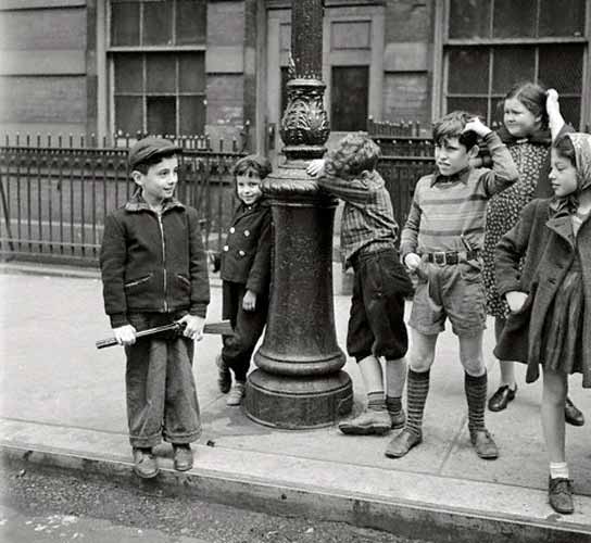 Young Children Playing Next to a Lamppost (Дети, играющие у фонарного столба), Aug.1940