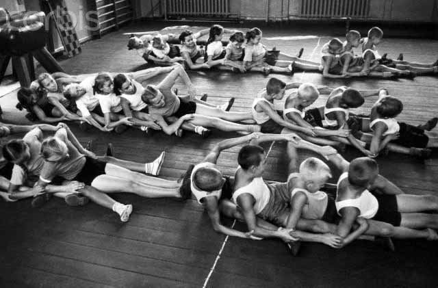 Children Playing Games in Their School Gym (Дети, играющие в школьном спортзале), 1957