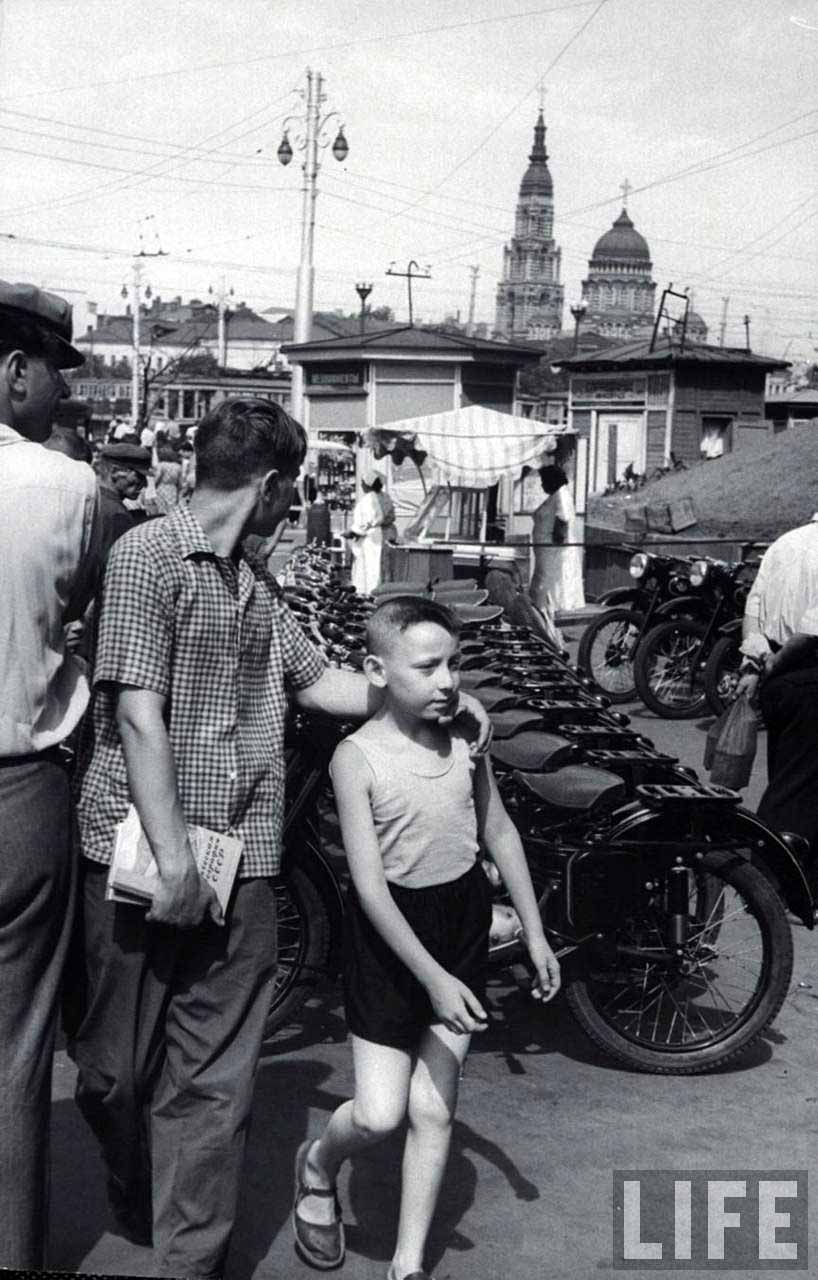 People walking by motorcycles lined up (Люди, идущие вдоль выстроившихся мотоциклов), 1960