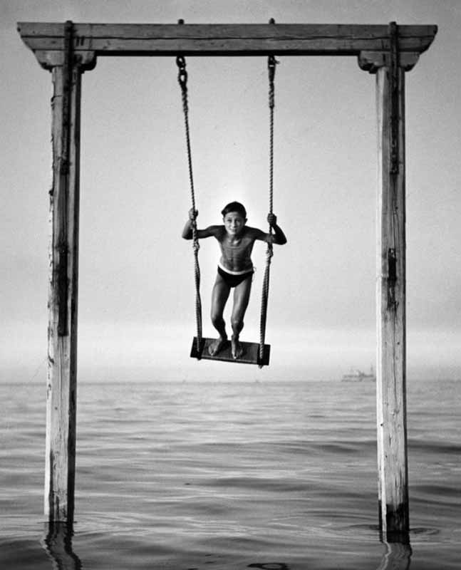 Boy swinging Rimini (Мальчик, купающийся в Римини), 1954