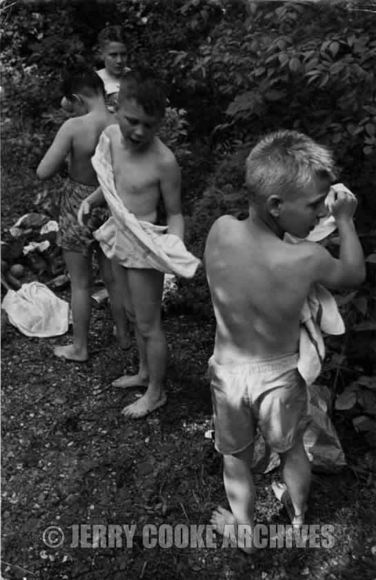 Boys drying off after a swim (Мальчики, вытирающиеся после купания)