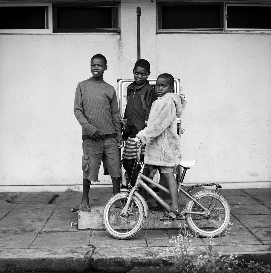 Old petrol station with kids and bicycle (Старая заправка с детьми и велосипедом), 2005