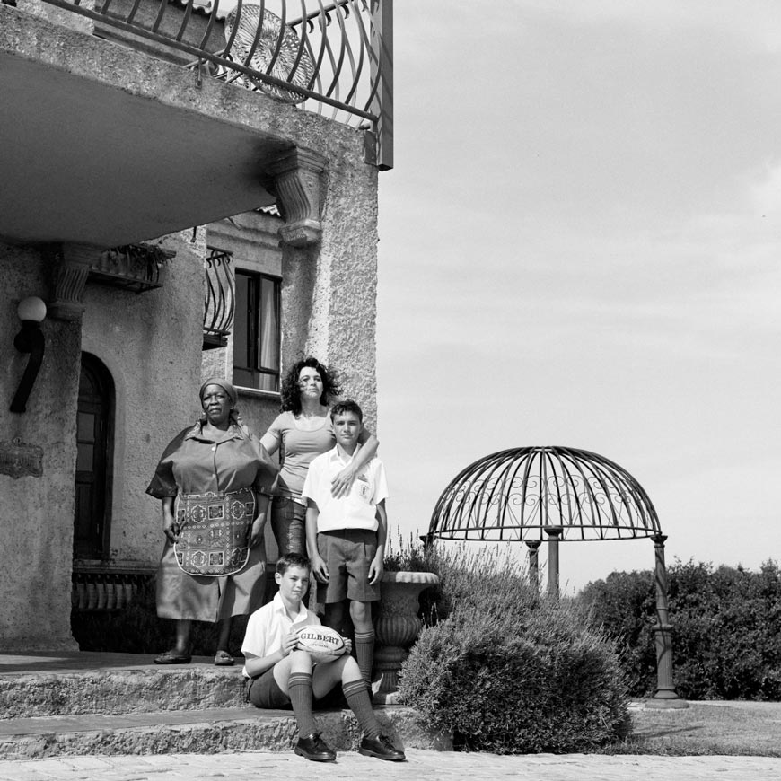 Karin, Johan and Andre Smit with Maria Lokomo at Home (Карин, Йохан, Андрэ Смит с Марией Локомо у дома)