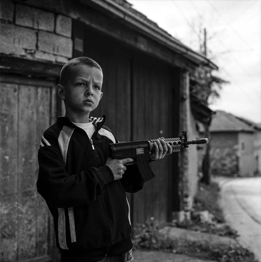 Boy with gun (Мальчик с оружием)