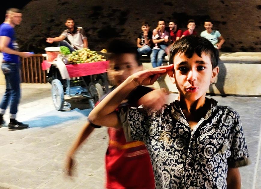 Boys play beneath the Citadel in Aleppo's Old City (Мальчишки, играющие у подножия Цитадели в старом Алеппо)