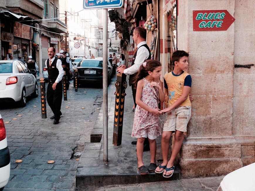 Children watching a wedding procession (Дети, наблюдающие за свадебной процессией), July 2018