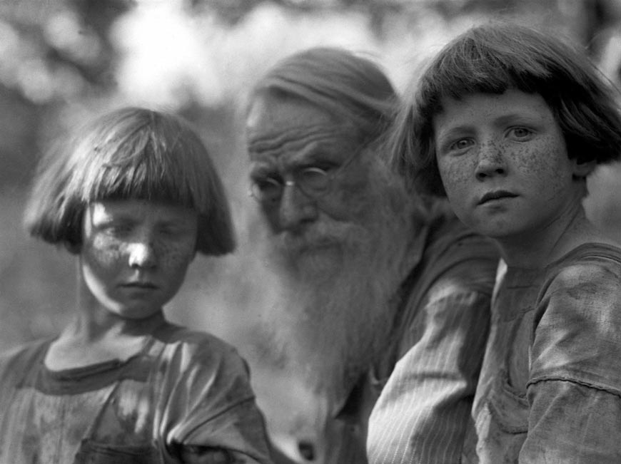 My Father and My Sons (Отец и сыновья фотографа), 1923