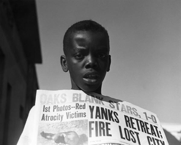 Boy Selling Newspapers, San Francisco (Продавец Газет, Сан-Франциско), c.1950