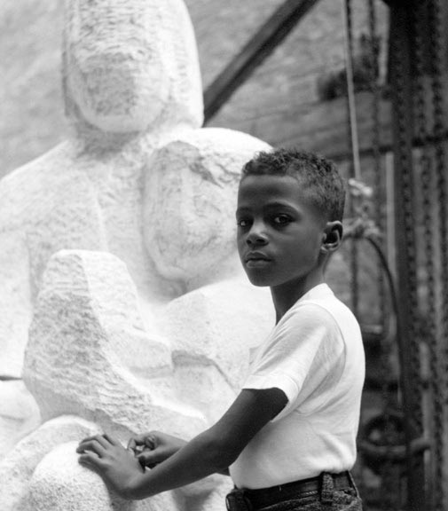 Ruth Cravath's Model with Sculpture (Модель скульптора Рут Кравт рядом со скульптурой), 1955