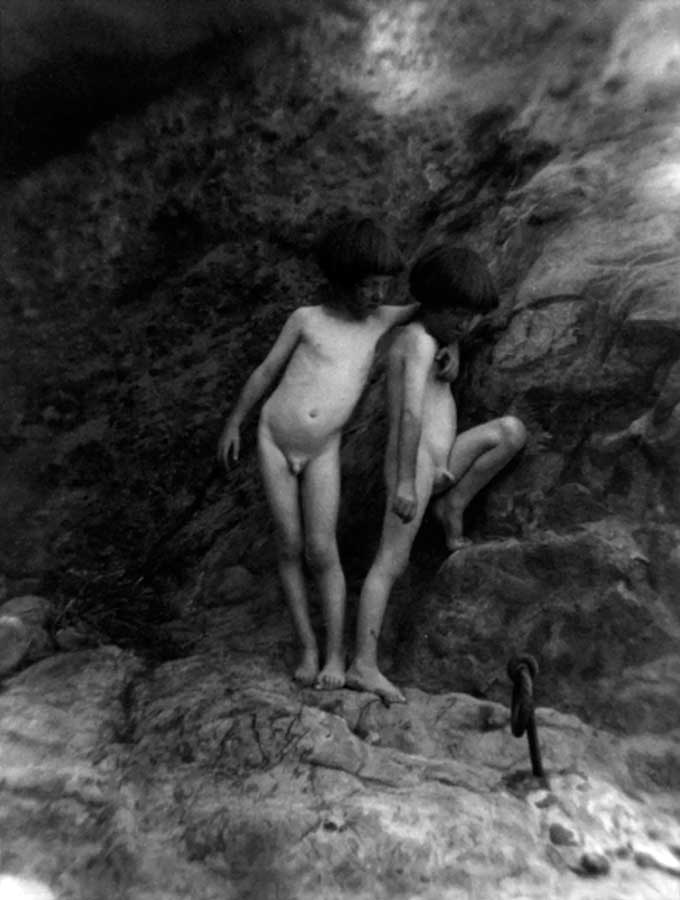 Twins on Rocks (Близнецы на скалах), 1922