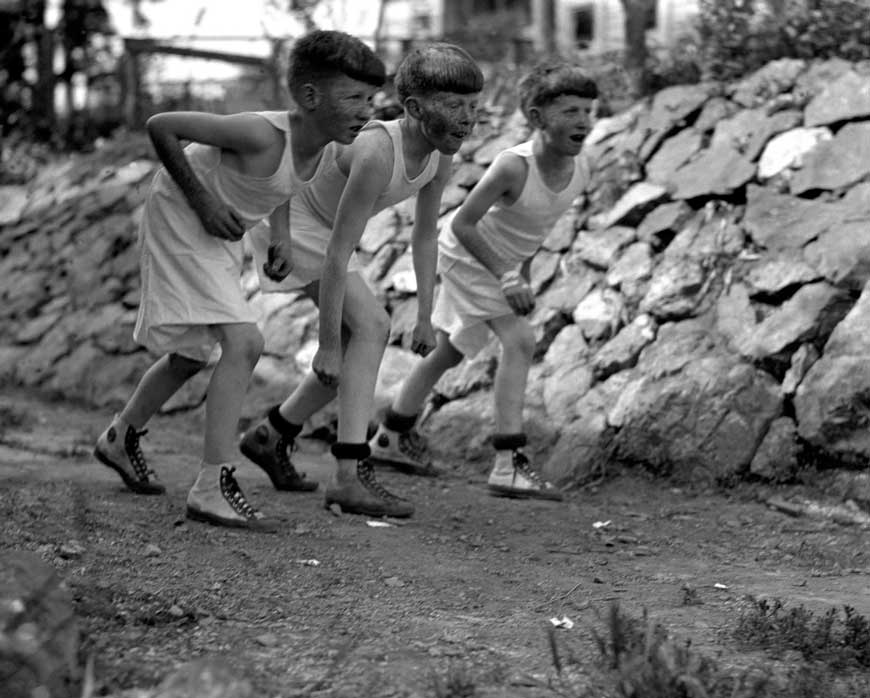 Rondal, Gryff and Padraic in the Backyard (Рондал, Грифф и Падрик на заднем дворе), 1926