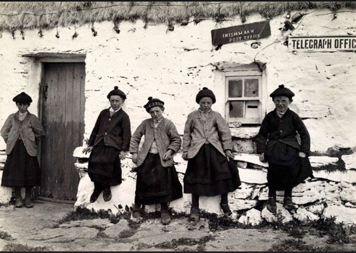 School age boys dress in wool petticoats as a cultural superstition (Мальчики школьного возраста, одетые в шерстяные юбки в качестве культурного пережитка), 1915 