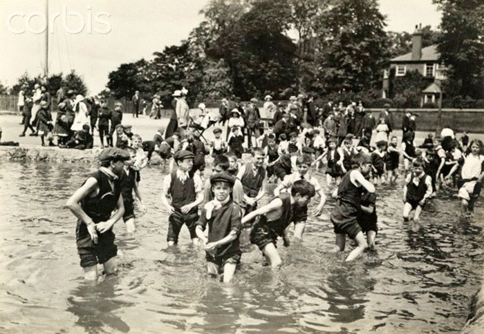 Children play in a pond on Spaniard's Road in Hampstead Heath park (Дети, играющие в пруду на Испанской дороге в Хамстед-Хит парке), 1915