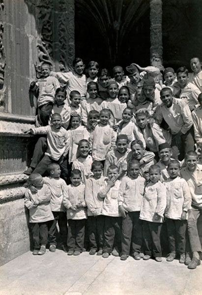 A large group of Lisbon orphans pose for an informal portrait (Большая группа сирот из Лисабона позирует для неформального портрета), 1922 