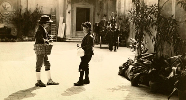 Young merchant boys socialize in a sunlit Roman court (Юные продавцы общаются на залитом солнцем римском дворике), 1922