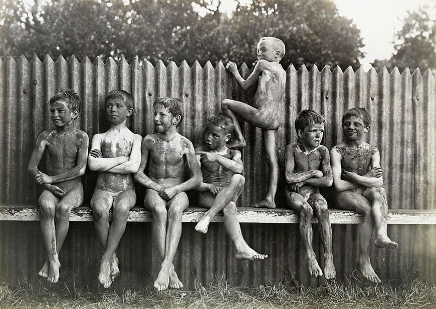 Mud-covered boys after a swim (Запачканные после купания мальчики)