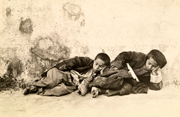 Two newsboys sleeping on each other, on the street (Два продавца газет спят друг на друге на улице), 1922