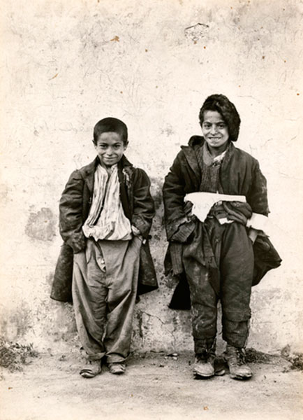 Two boys pose for the camera (Два мальчика, позирующие камере), 1922