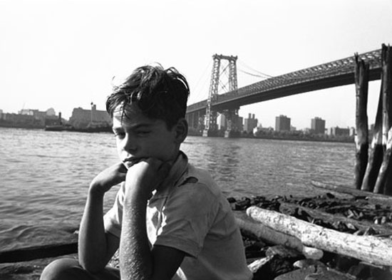 East River raft, Williamsburg, Brooklyn (Сплав по Ист-Ривер, Вилльямсбург, Бруклин) 1958